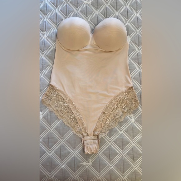 Other - Elegant Cream Lace Bodysuit Size 38B